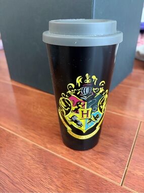 Hogwarts Crest Black Travel Mug with Gray Lid
